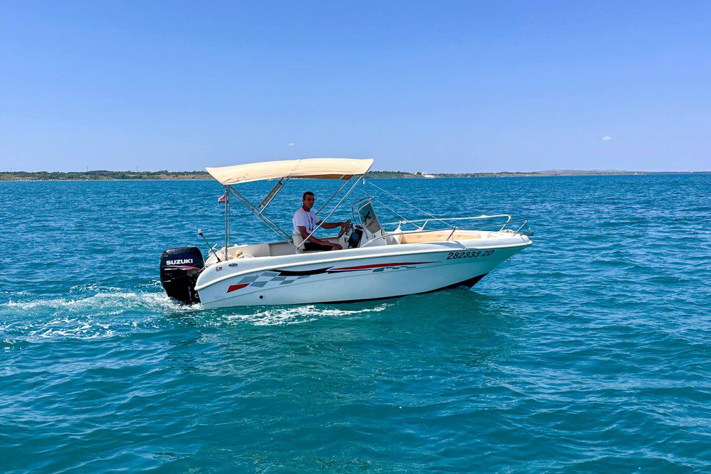 Saver 550 Open – rent a boat Nin